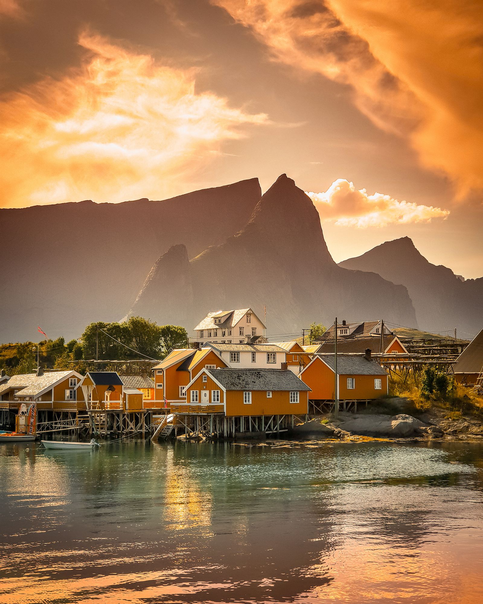 Norsk sommerlandskap med rorbuer og fjord – symbol på norsk sommerferie