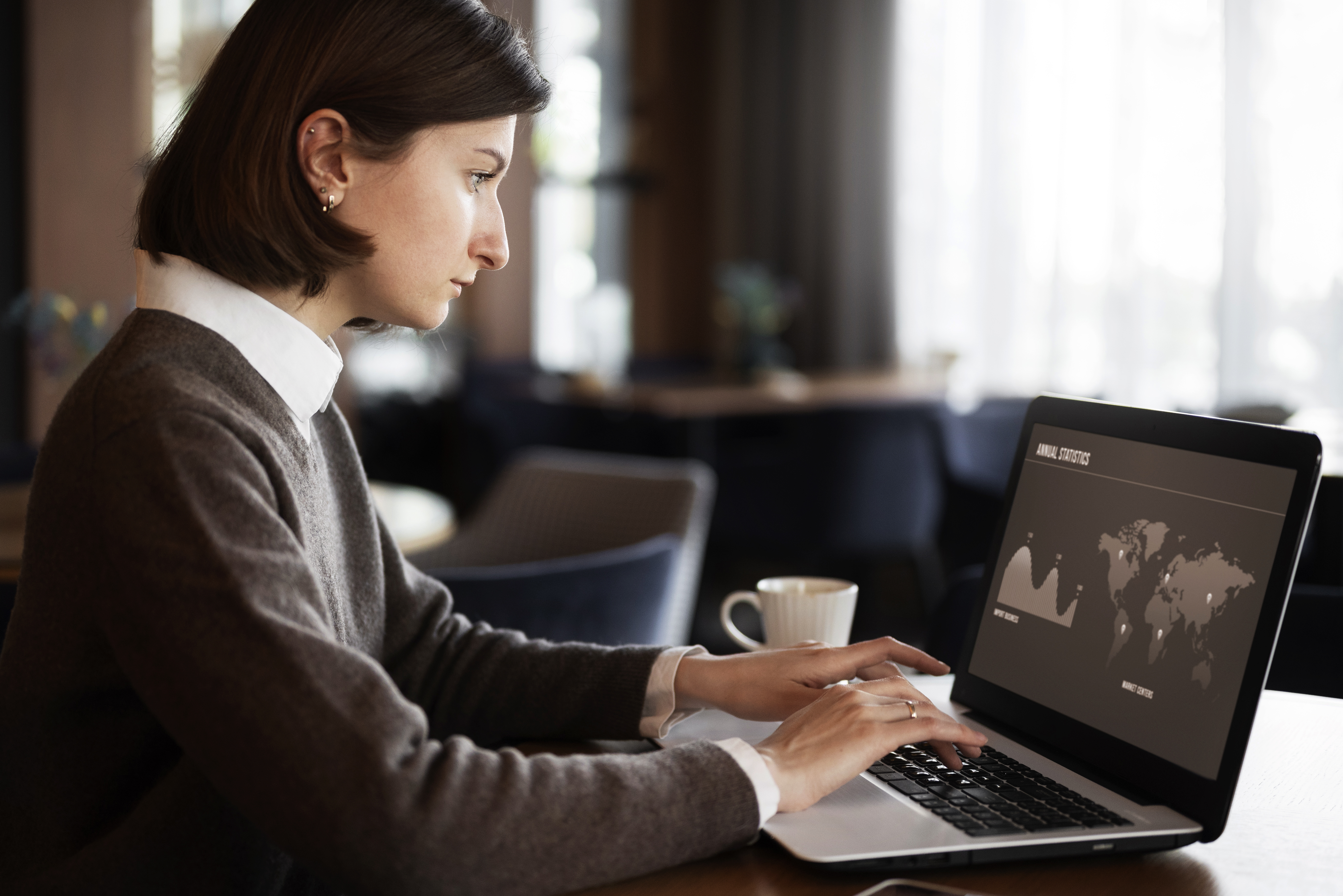Kvinne som sjekker gjeldsoversikt på laptop – gjeldsregisteret gir oversikt over usikret gjeld