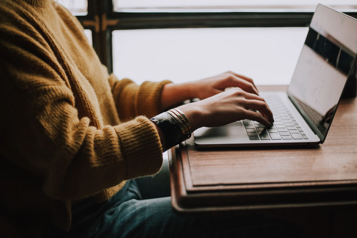 Person som skriver på en laptop